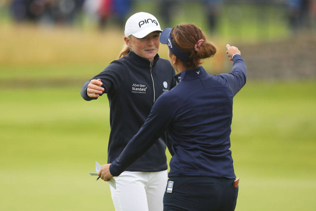 Louise Duncan and Georgia Hall embrace on the 18th green